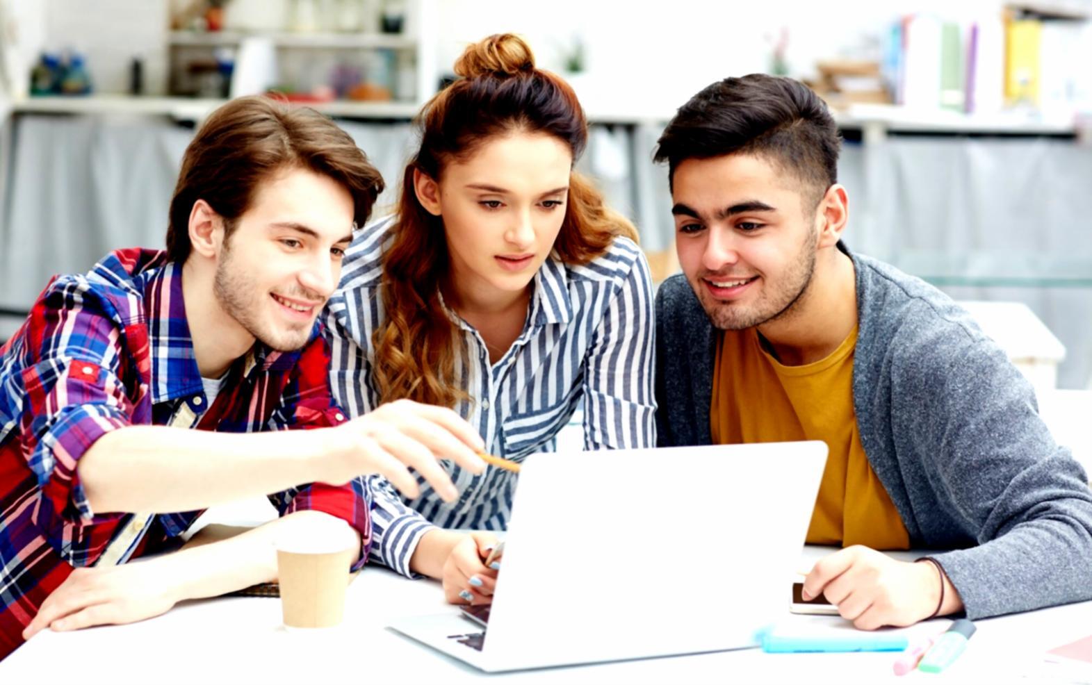 Workshop-Situation mit Teilnehmern bei Finanzanalyse