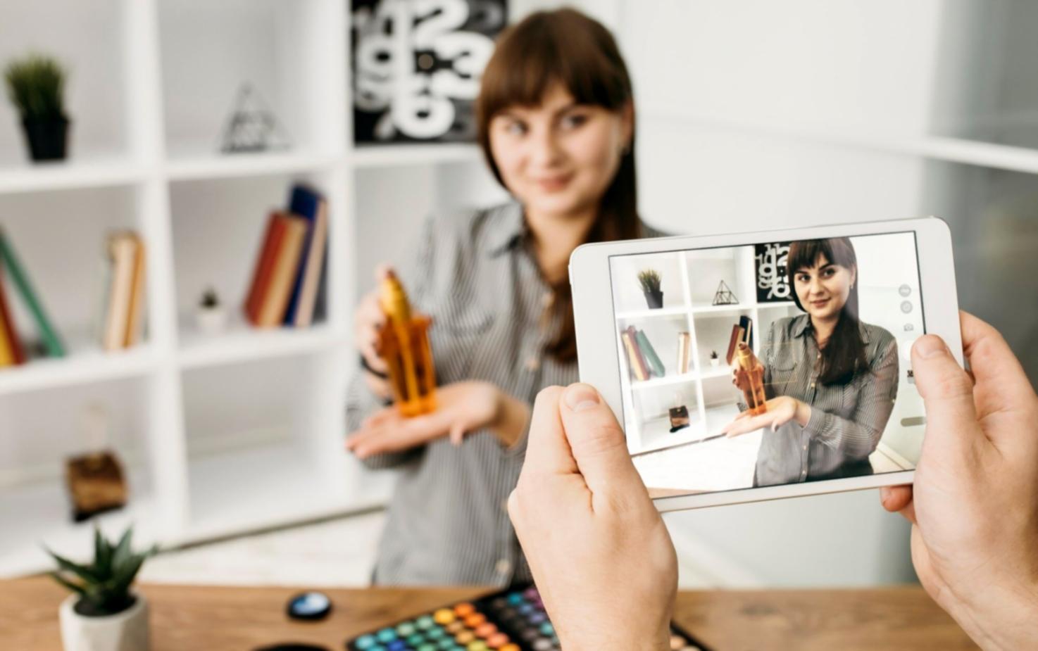 Finanzberater analysiert Daten mit Laptop und Dokumenten